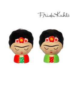 Set de salero y pimentero de cerámica con diseño de Frida Kahlo, uno con vestido rojo y otro con vestido verde.